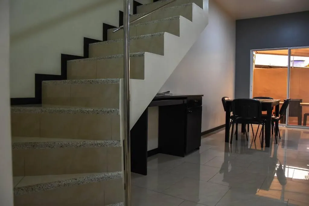 Serenity Apartment 푸에르토아요라 펜션